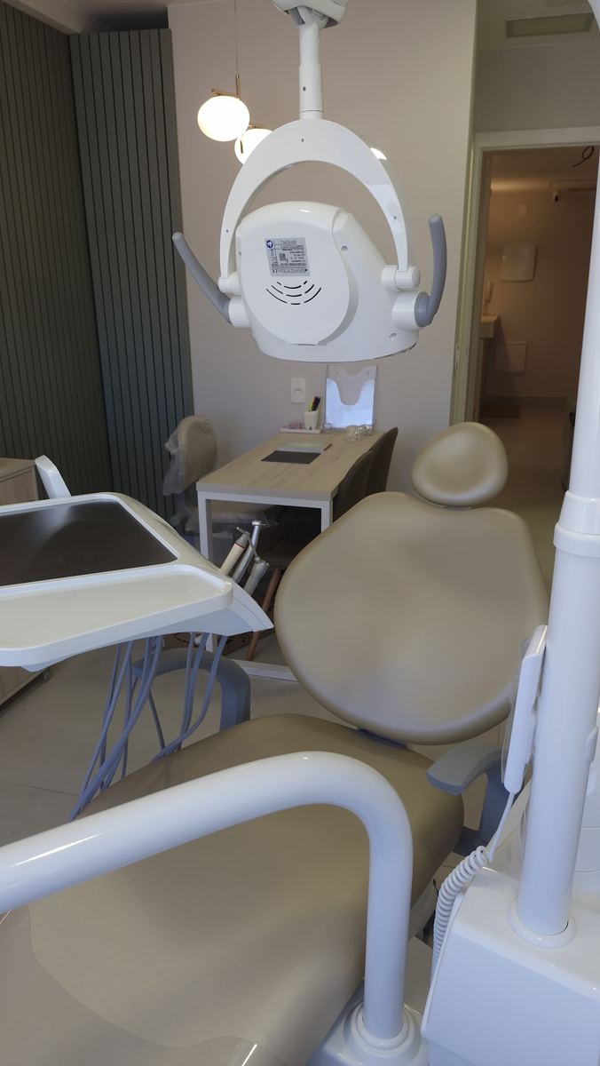 Sala de atendimento do Dental Service, com cadeira odontológica